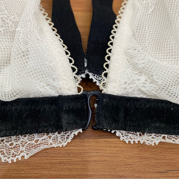 Victoria’s Secret White Chantilly Lace Front Close Velvet Trims Bralette Size L - Picture 8 of 14